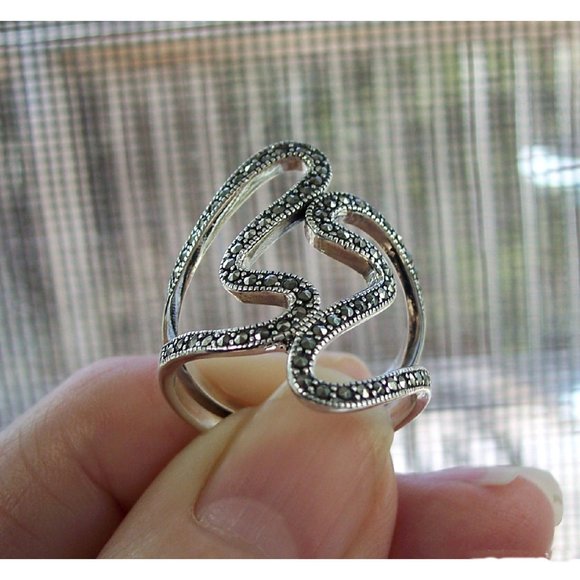 925 STERLING SILVER Modern Curvy Marcasite Statement Ring - Picture 7 of 16